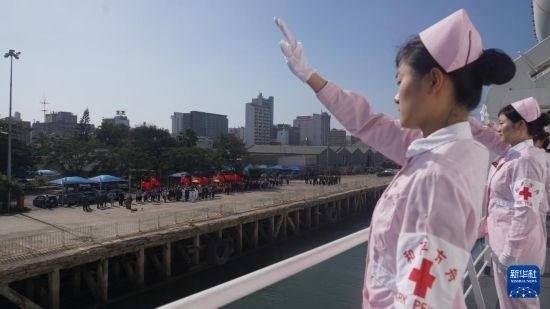 當?shù)貢r間8月16日上午10時許，執(zhí)行“和諧使命-2024”任務的中國海軍“和平方舟”號醫(yī)院船圓滿結(jié)束對莫桑比克的訪問，駛離馬普托港，前往本次任務第五站南非。新華社發(fā)（曹春耀 攝）