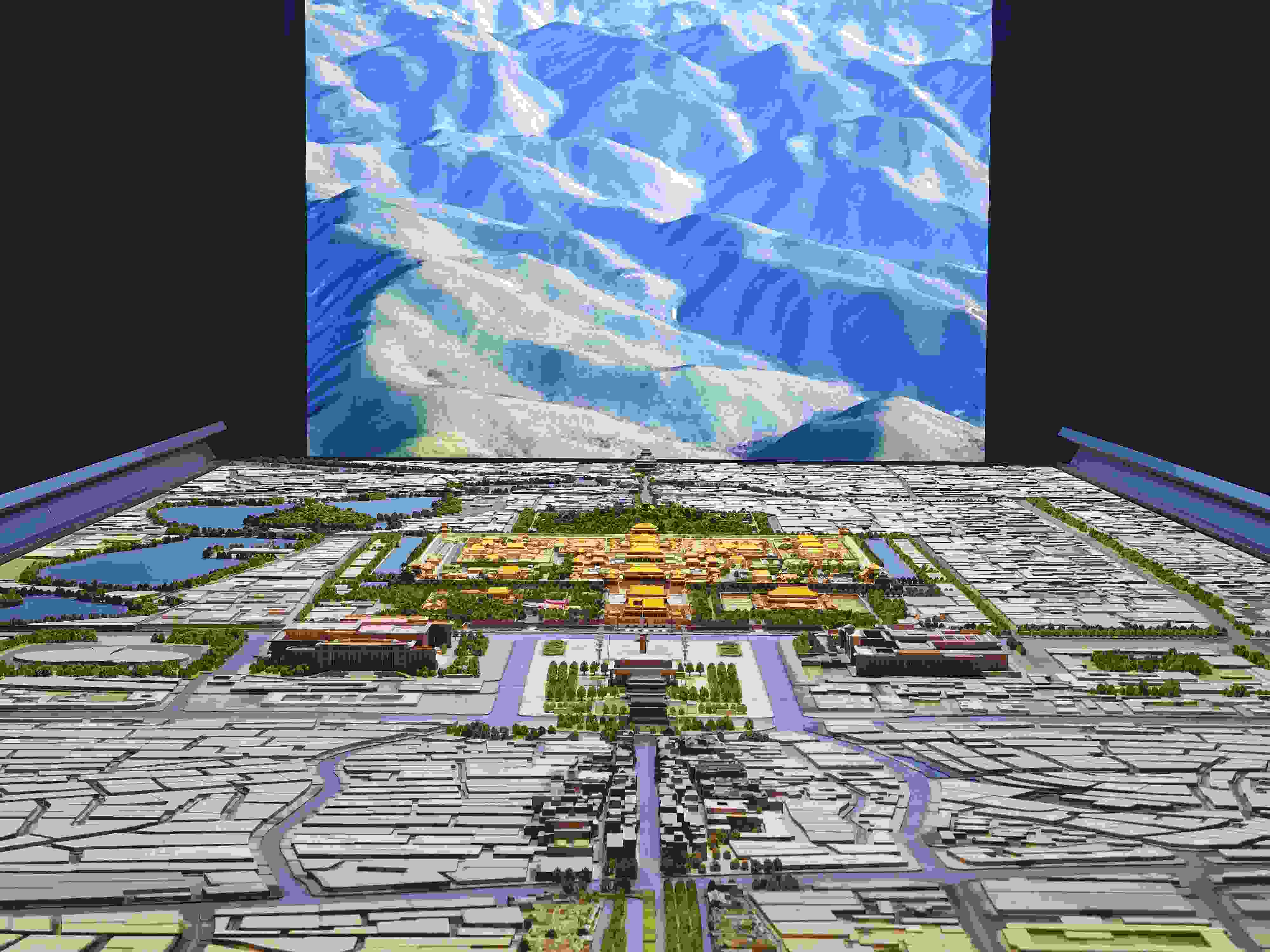 2023年3月，北京首都博物館精心制作的16米長中軸線沙盤，配以立體投影技術(shù)，展現(xiàn)了北京中軸線之壯美。