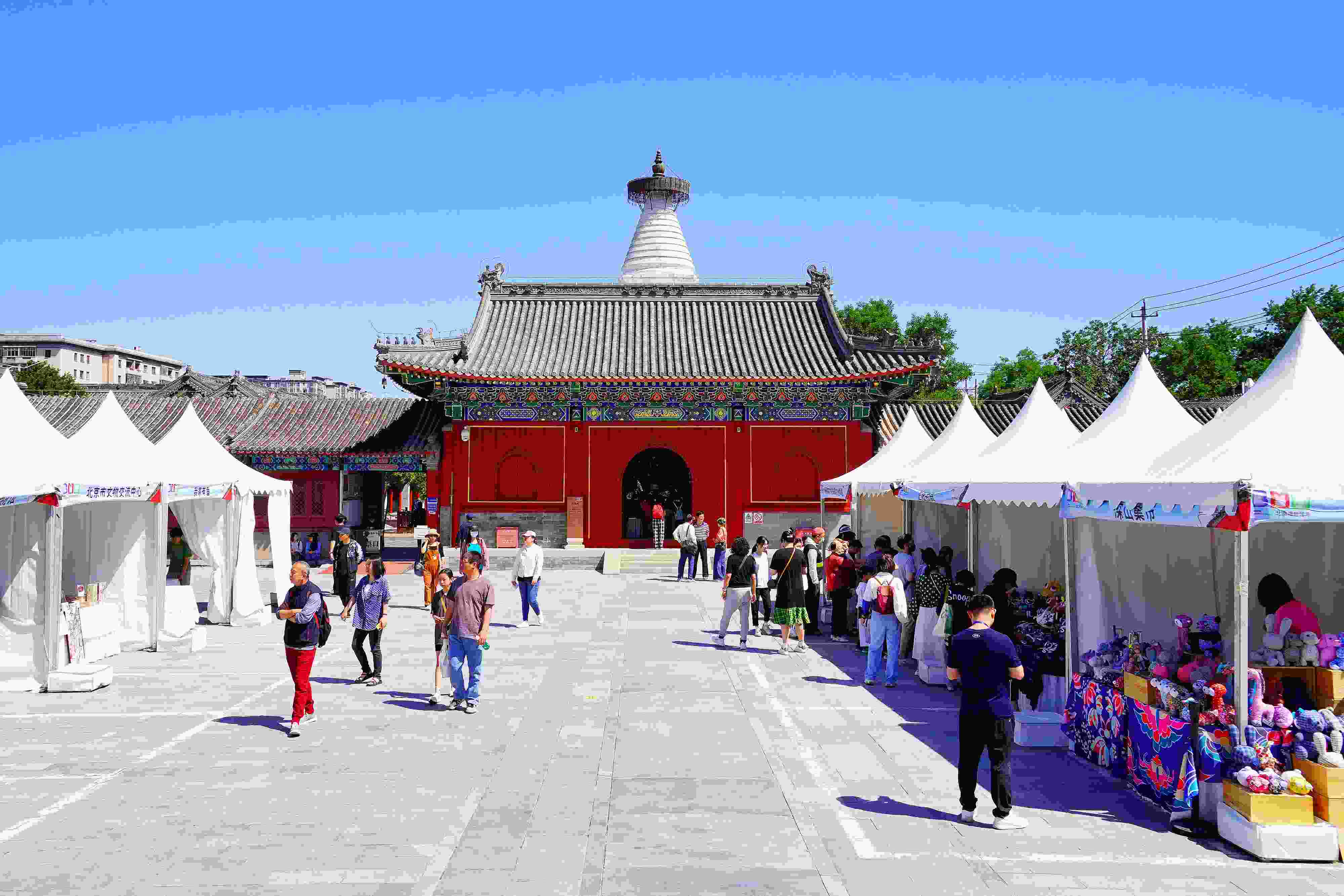 2024年5月，“北京白塔文化市集”在已有700余年歷史的妙應(yīng)寺白塔下舉行。