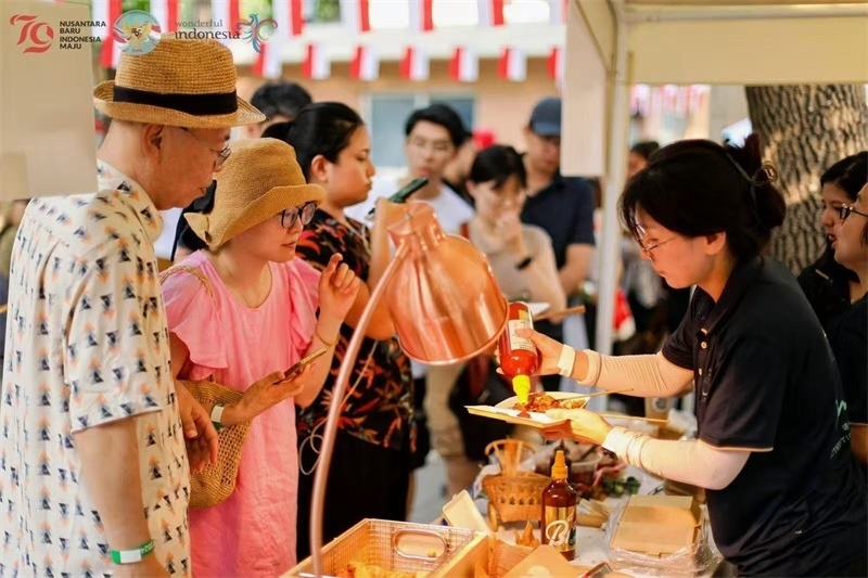 游客品嘗傳統(tǒng)印尼美食。