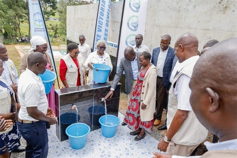肯尼亞總統(tǒng)魯托考察南迪山供水項目設(shè)備運行情況。中鐵十局供圖
