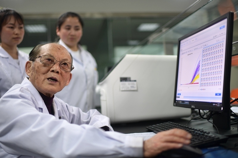 2021年6月17日，吳天一（前）在青海西寧的實(shí)驗(yàn)室內(nèi)和學(xué)生討論。