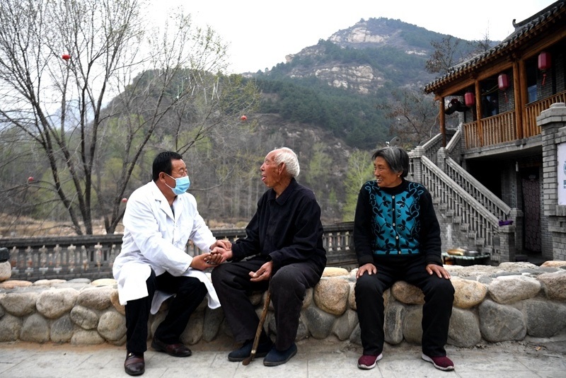2020年4月15日，在河北阜平縣龍泉關(guān)鎮(zhèn)駱駝灣村，村醫(yī)霍建國(guó)為村民把脈。