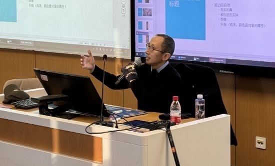 從去年秋天起，還在治療中的朱銳就堅(jiān)持給本科生開(kāi)課。（受訪(fǎng)者供圖）