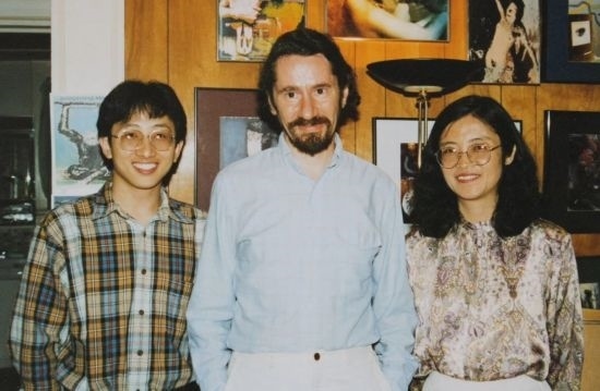 1992年，朱銳（左）赴美國(guó)杜蘭大學(xué)攻讀心靈哲學(xué)與認(rèn)知科學(xué)，師從心靈哲學(xué)和認(rèn)知科學(xué)家Radu Bogdan（中），右為朱銳師姐、北師大教授田平。
