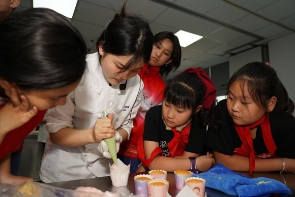 一日營首發(fā)團(tuán)探訪技能大師工作室并現(xiàn)場開展實踐體驗活動。徐匯區(qū)總工會供圖