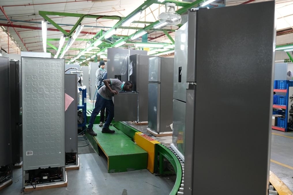 8月14日，在南非開普敦，當(dāng)?shù)貑T工在海信南非工業(yè)園的冰箱生產(chǎn)線上工作。新華社記者王雷攝