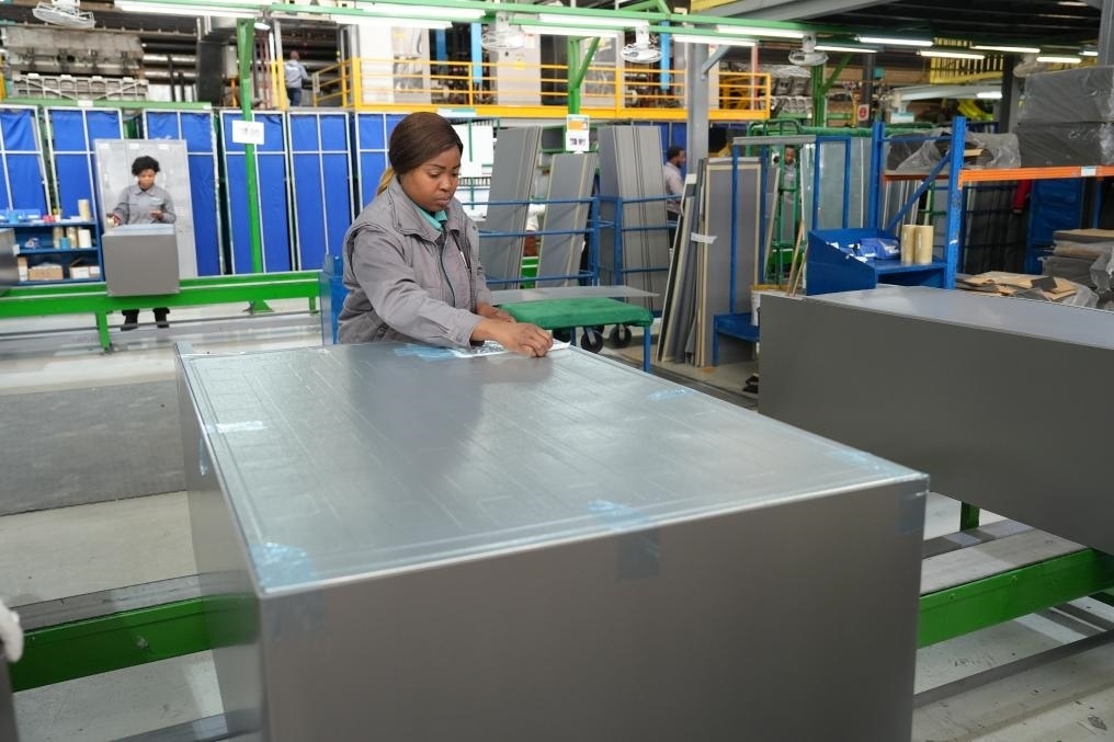 8月14日，在南非開普敦，當(dāng)?shù)貑T工在海信南非工業(yè)園的冰箱生產(chǎn)線上工作。新華社記者王雷攝