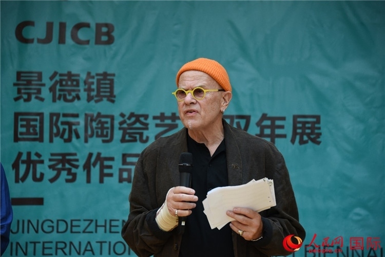 瑞典藝術(shù)家托比恩·卡爾斯博致辭。人民網(wǎng)記者 殷淼攝