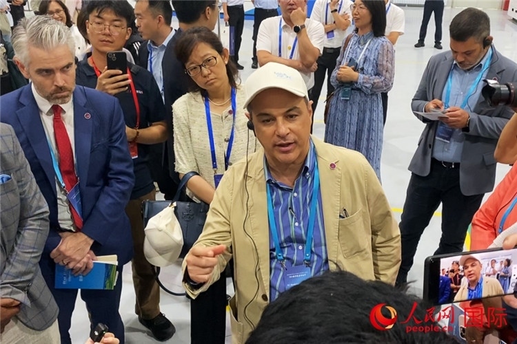 阿根廷駐華大使馬致遠與億華通動力科技有限公司總經(jīng)理于民討論關(guān)切問題。人民網(wǎng) 宋歌攝