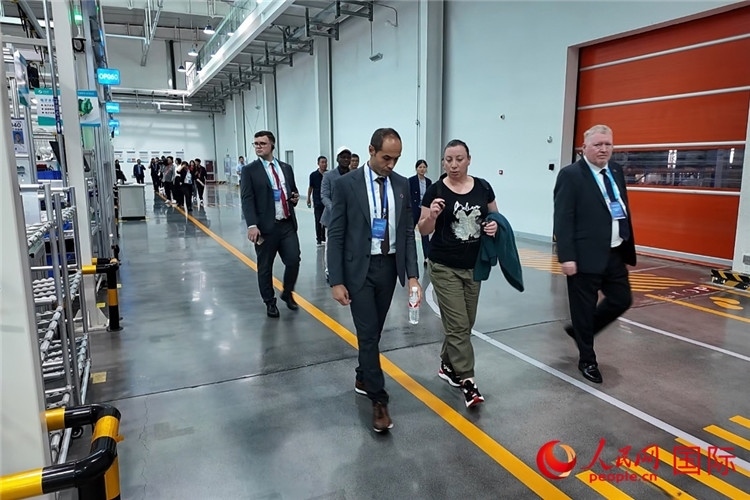 駐華外交官和國際組織駐華代表參觀億華通動力科技有限公司生產(chǎn)車間。人民網(wǎng)記者 方童攝