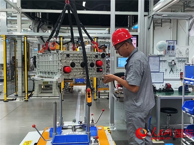 技術(shù)人員進行系統(tǒng)化測試。人民網(wǎng)記者 于洋攝