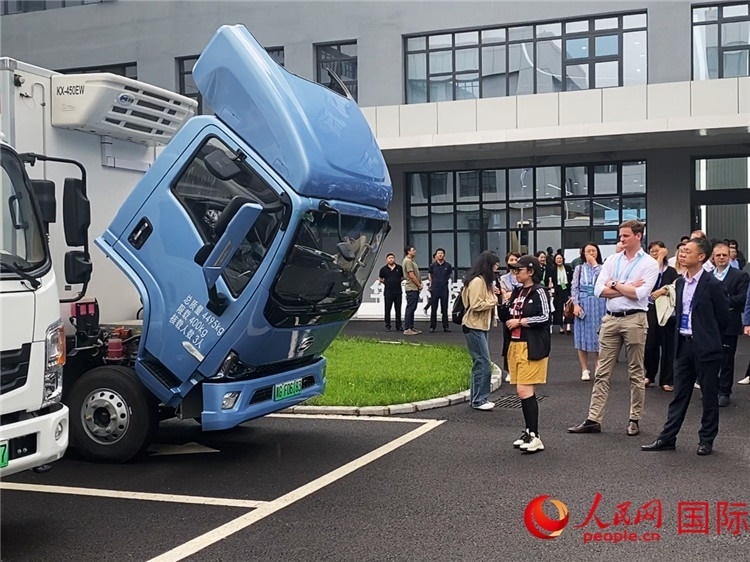 于民向駐華外交官和國際組織駐華代表介紹燃料電池車型。人民網(wǎng)記者 于洋攝