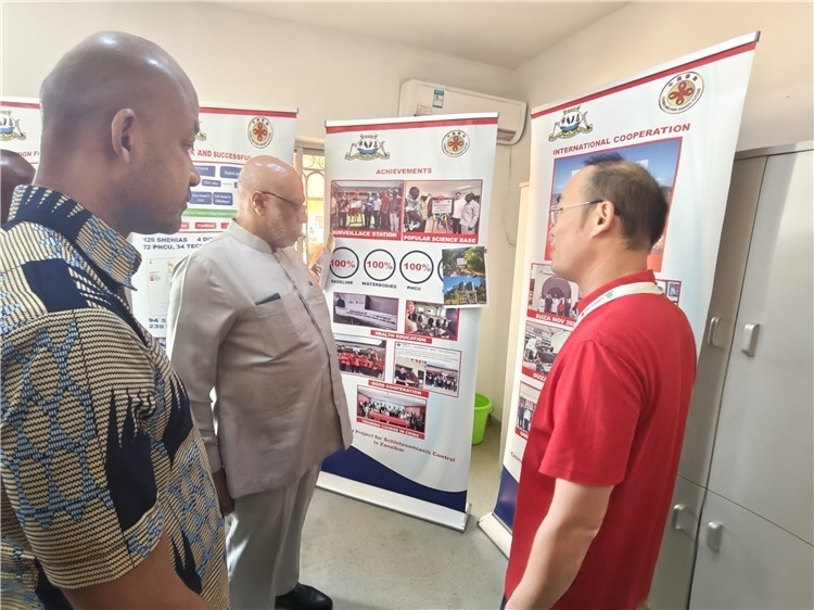 中方專家組組長黃玉政介紹項目進展。專家組供圖