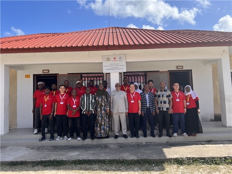 坦桑尼亞桑給巴爾衛(wèi)生部部長馬茲伊與中方專家組及非方工作人員合影。專家組供圖