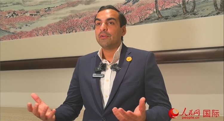 毛里求斯民議會議長阿德里安·夏爾·杜瓦爾接受媒體采訪。人民網(wǎng) 鐘文興攝