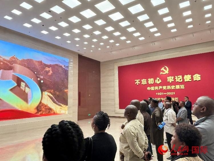 代表團(tuán)參觀“不忘初心 牢記使命”中國(guó)共產(chǎn)黨歷史展覽。人民網(wǎng) 曹欣悅攝