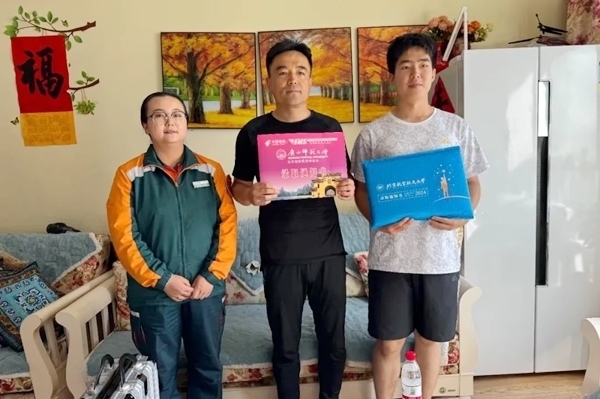 劉傲寒父子收到錄取通知書。北航供圖