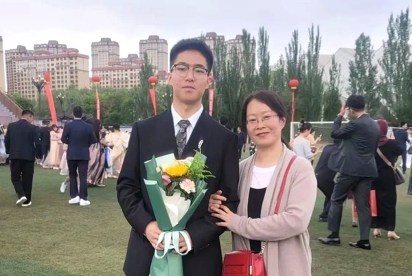 劉傲寒和媽媽合影。北航供圖