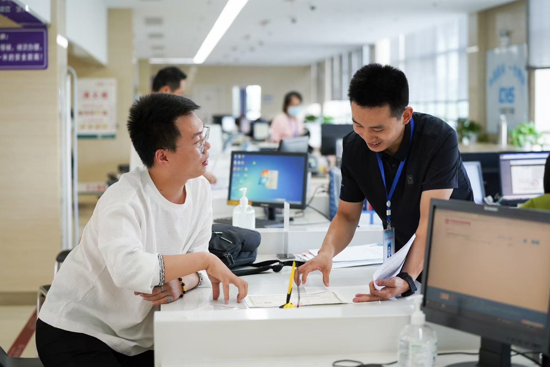 安徽省池州市市民在市政務(wù)服務(wù)大廳辦理業(yè)務(wù)。人民網(wǎng)記者 王銳攝