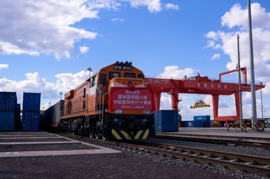 2023年9月20日，一列中歐班列行駛在內(nèi)蒙古滿洲里站貨運(yùn)車間集裝箱場。作為我國向北開放的“橋頭堡”、中歐班列“東通道”的重要口岸，滿洲里鐵路口岸不斷加大中歐班列通道能力建設(shè)，進(jìn)一步提升運(yùn)輸效率和品質(zhì)