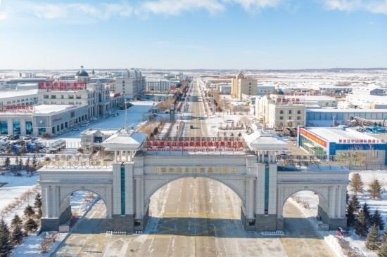 這是2024年1月31日拍攝的中國（黑龍江）自由貿(mào)易試驗(yàn)區(qū)黑河片區(qū)（無人機(jī)照片）。五年來，中國（黑龍江）自由貿(mào)易試驗(yàn)區(qū)將“試驗(yàn)田”種成“高產(chǎn)田”，以全省萬分之三的面積，貢獻(xiàn)了全省約五分之一的實(shí)際使用外資和七分之一的外貿(mào)進(jìn)出口，在對外合作、降低物流成本、培育特色產(chǎn)業(yè)和新業(yè)態(tài)新模式等方面深入探索，成功產(chǎn)出超過300項(xiàng)制度創(chuàng)新成果。