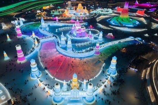 2024年1月1日，來自世界各地的游客在哈爾濱冰雪大世界園區(qū)內(nèi)游玩（無人機(jī)照片）。