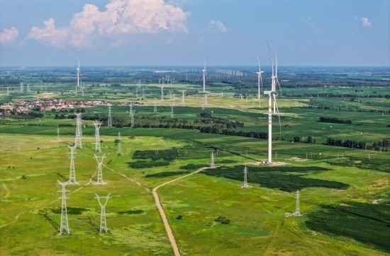 這是2024年7月19日拍攝的內(nèi)蒙古通遼238萬千瓦風(fēng)電項(xiàng)目（無人機(jī)照片）。此項(xiàng)目每年可將75億千瓦時(shí)清潔電能經(jīng)扎魯特—青州±800（千伏）直流特高壓外送通道送至山東地區(qū)消納，相當(dāng)于滿足受端地區(qū)超過300萬戶居民家庭用電需求，節(jié)約標(biāo)煤261萬噸，減少二氧化碳排放634萬噸。