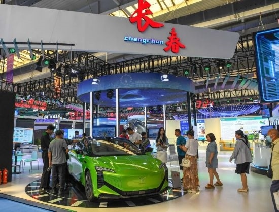 2023年8月23日，人們在第十四屆中國—東北亞博覽會上參觀一汽紅旗新能源車型。