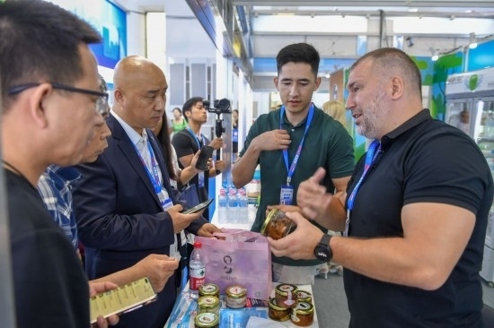 2023年8月23日，在第十四屆中國—東北亞博覽會東北亞商品館，俄羅斯參展商向參觀者介紹商品。