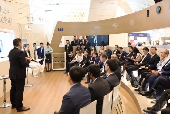 2024年6月26日，嘉賓在第十五屆夏季達(dá)沃斯論壇主會場——遼寧大連國際會議中心參與互動討論。