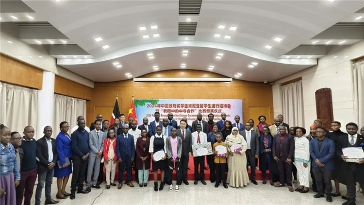 與會嘉賓和留學(xué)生們合影留念。中國駐肯尼亞大使館供圖