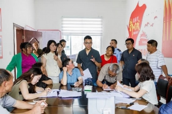 圖為2024年8月6日，重慶市奉節(jié)縣人民法院興隆人民法庭庭長費明軍（中）在做調(diào)解工作。蹇懿 攝