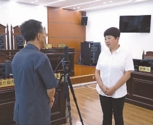 圖為全國人大代表玉明姬（右）詳細(xì)了解環(huán)境資源審判工作情況。劉思妤 攝