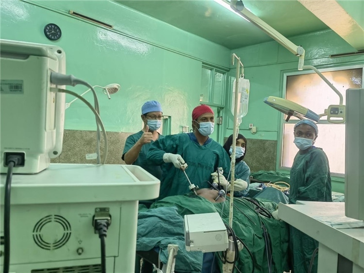 隊長蔣國慶（左一）關(guān)注當(dāng)?shù)蒯t(yī)生手術(shù)情況。中國援桑醫(yī)療隊供圖