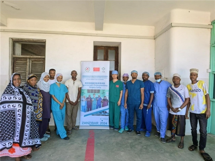 隊長蔣國慶（右七）和手術(shù)醫(yī)生、部分患者合影。中國援桑醫(yī)療隊供圖