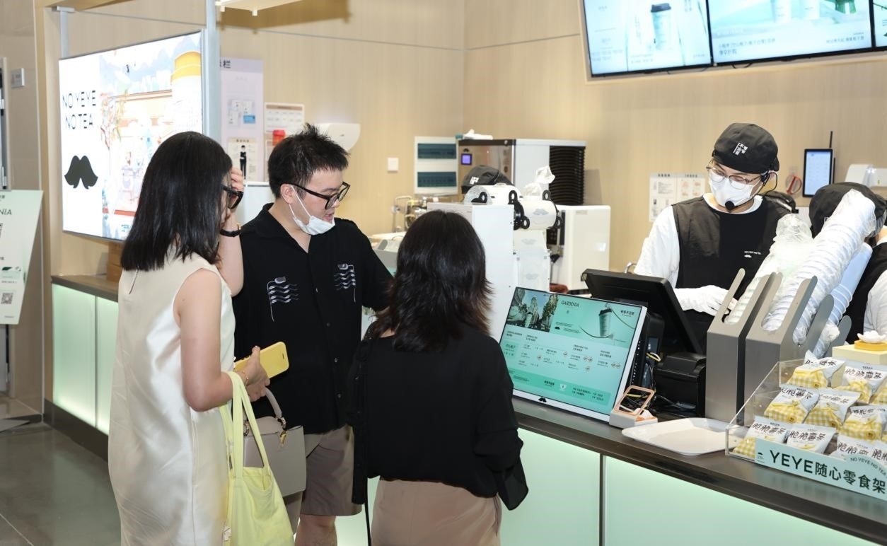 “爺爺不泡茶”奶茶品牌店。人民網(wǎng) 王戰(zhàn)雄攝