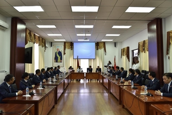 當(dāng)?shù)貢r(shí)間8月20日，圭亞那總統(tǒng)伊爾凡·阿里在圭亞那首都喬治敦鐘阿瑟會(huì)議中心會(huì)見了即將離任的中國（江蘇）第19期援圭亞那醫(yī)療隊(duì)。 中國（江蘇）第19期援圭亞那醫(yī)療隊(duì)供圖