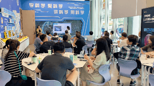 研學團成員在AI研學培訓區(qū)學習。人民網(wǎng) 王戰(zhàn)雄攝