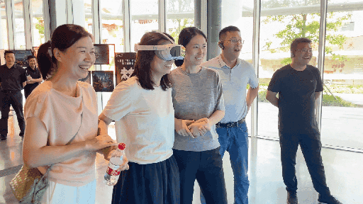 研學團成員正在用VR眼鏡體驗。人民網(wǎng) 王戰(zhàn)雄攝