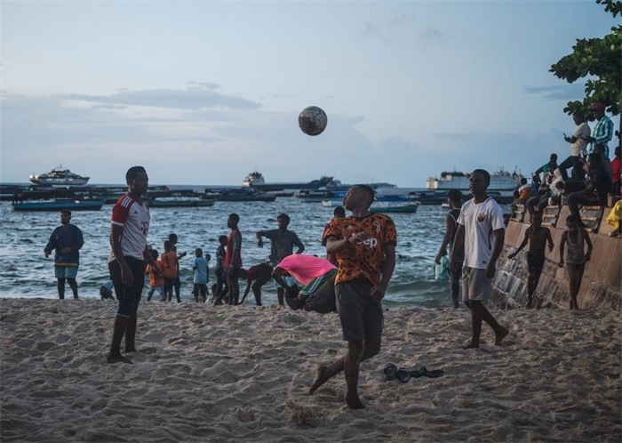 2023年12月31日，人們在坦桑尼亞桑給巴爾島海濱踢球。新華社記者王冠森攝