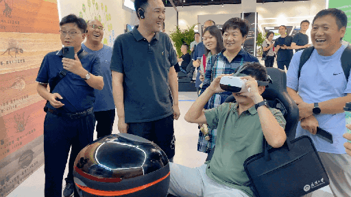 研學團成員正在用VR眼鏡體驗。人民網(wǎng) 王戰(zhàn)雄攝