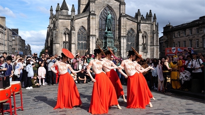 《長城魂》的演員在愛丁堡皇家一英里街頭演出。主辦方供圖