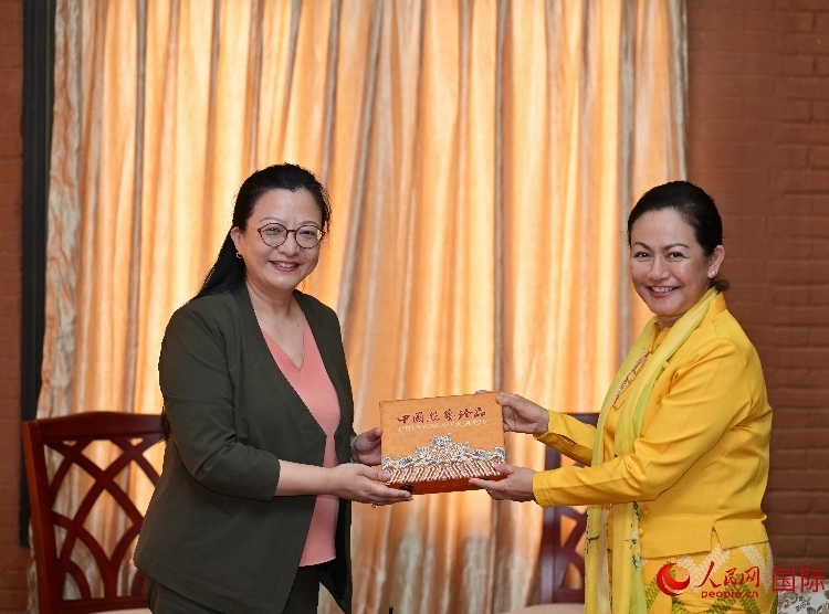 馬珈大使向岱岱楷部長贈送中國特色紀(jì)念品。人民網(wǎng)記者 謝佳君攝