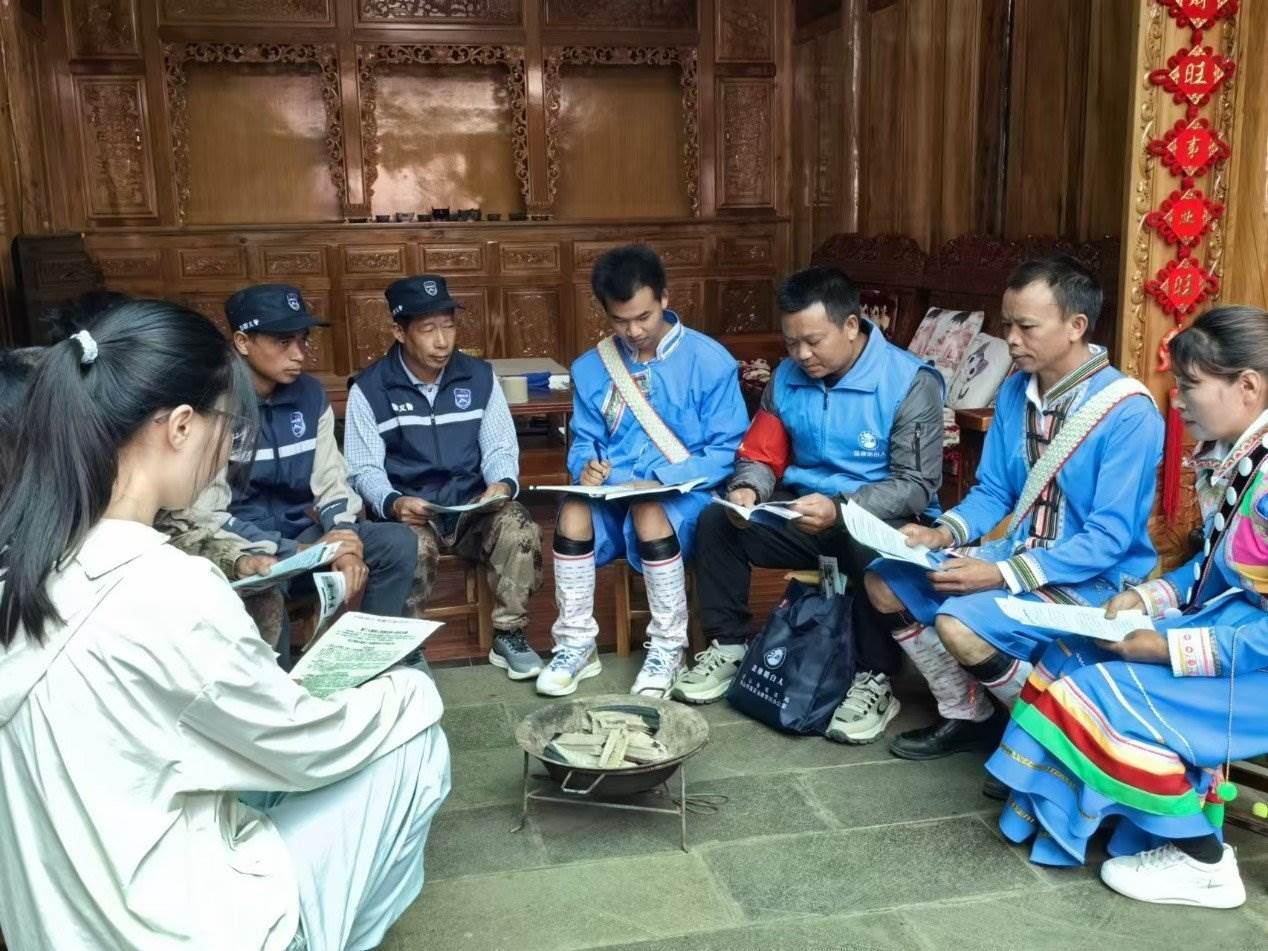 騰沖市猴橋鎮(zhèn)猴橋村國門新村舉辦火塘會。人民網(wǎng)記者 孝金波攝