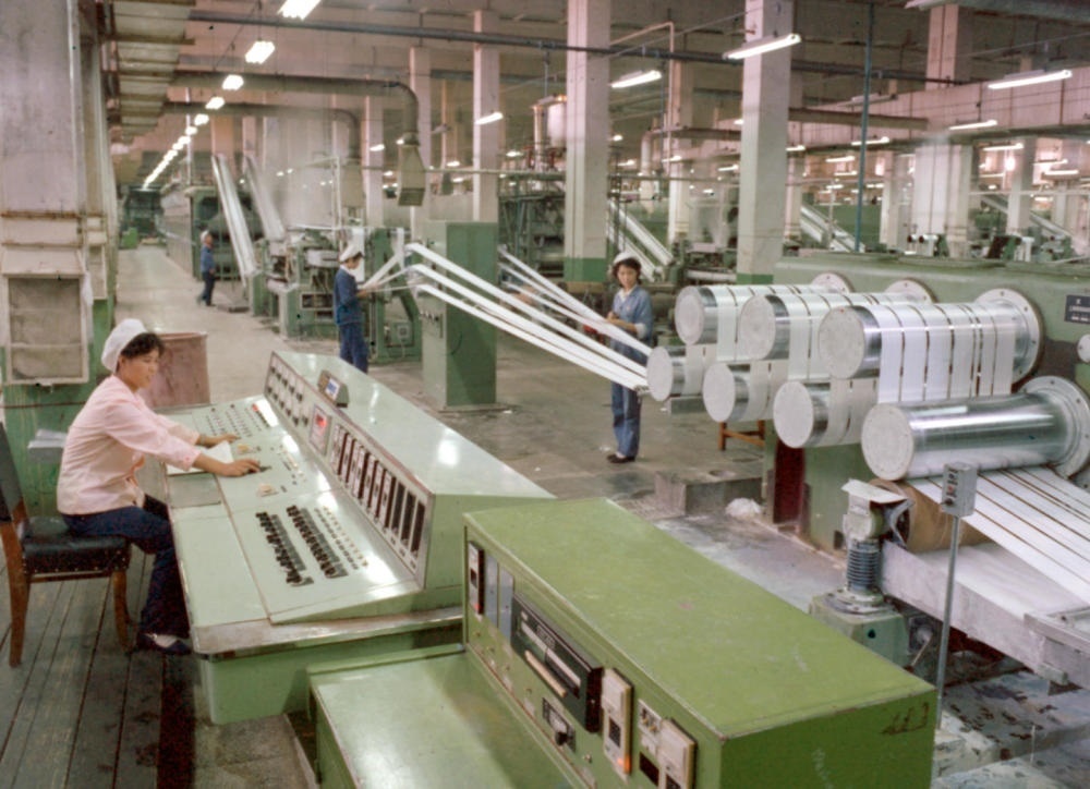 1981年，東北遼陽(yáng)石油化學(xué)纖維廠抽絲車間一角。新華社發(fā)