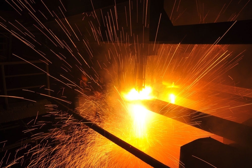 2015年3月10日，東北特鋼集團(tuán)大連基地生產(chǎn)的合金鋼連鑄坯進(jìn)行定尺切割。新華社發(fā)