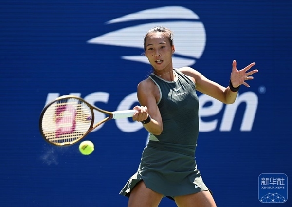 鄭欽文在比賽中回球。新華社記者 李睿 攝