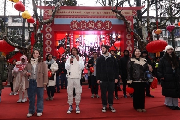 “熊貓叨叨”團隊參加上海四平社區(qū)“元宵行街會”。