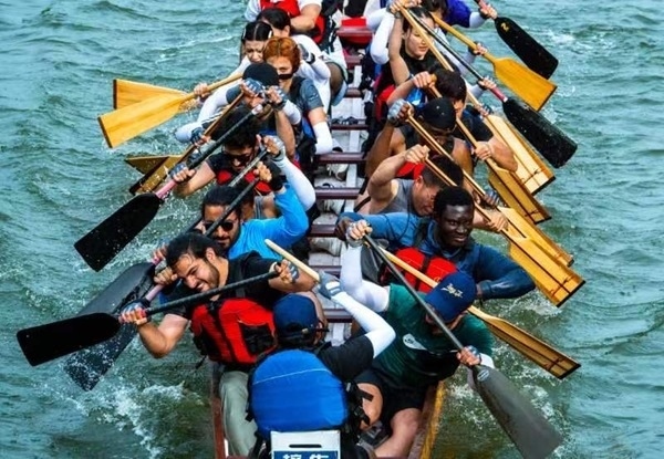 “熊貓叨叨”團隊參加龍舟比賽。